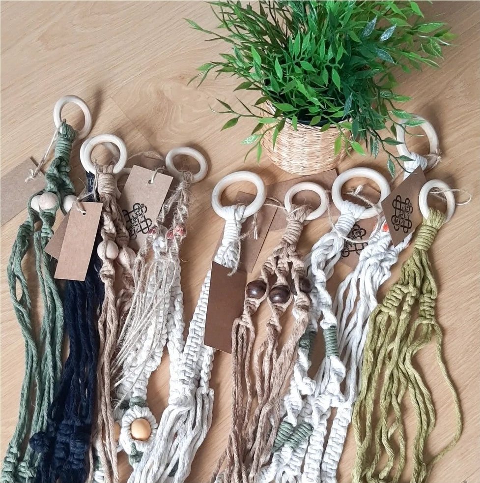 Colgador de Plantas Macramé "Nudo y Flora"🌿 – Hecho a Mano